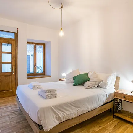 Guesthost - Casa Bar 2 - Stylish Dongo